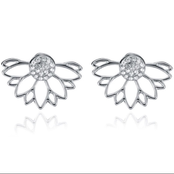 ๐๐FLOWER EARRINGS!!๐๐BLING! SILVER TONE! LOVE! - Picture 6 of 6